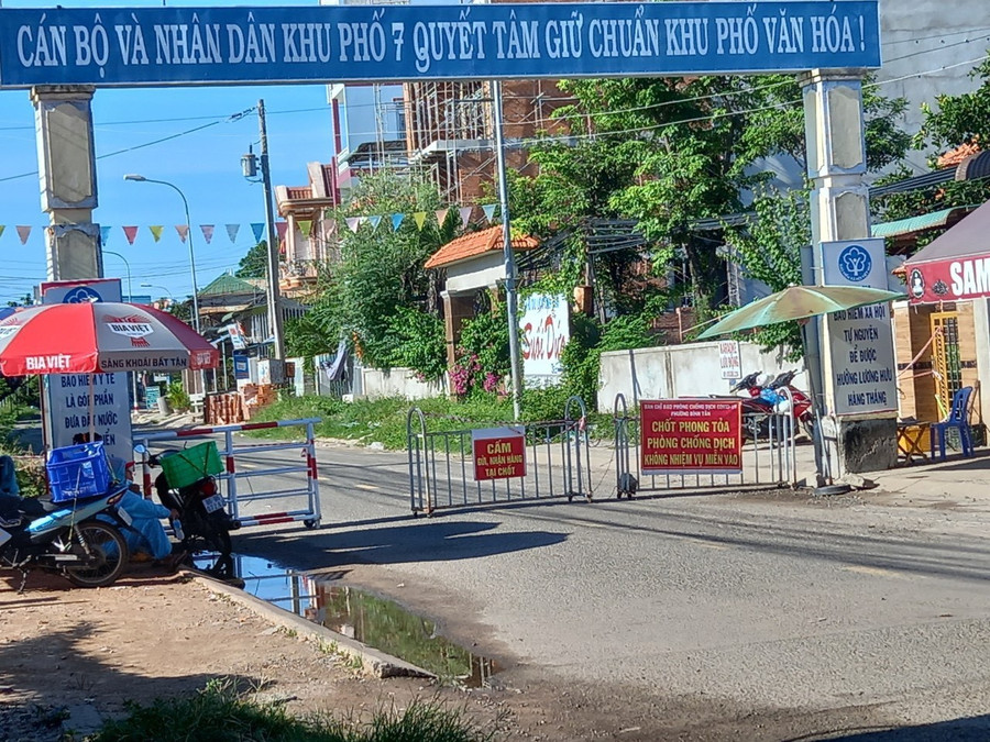 Chốt kiểm soát dịch Covid-19 ở TX.La Gi - Ảnh: Đình Duy