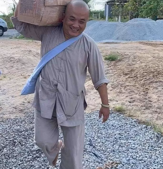 Trước khi mất, anh vẫn dặn dò bạn bè, cộng sự tiếp tục giúp đỡ người khó khăn hơn mình - Ảnh: Facebook nhân vật