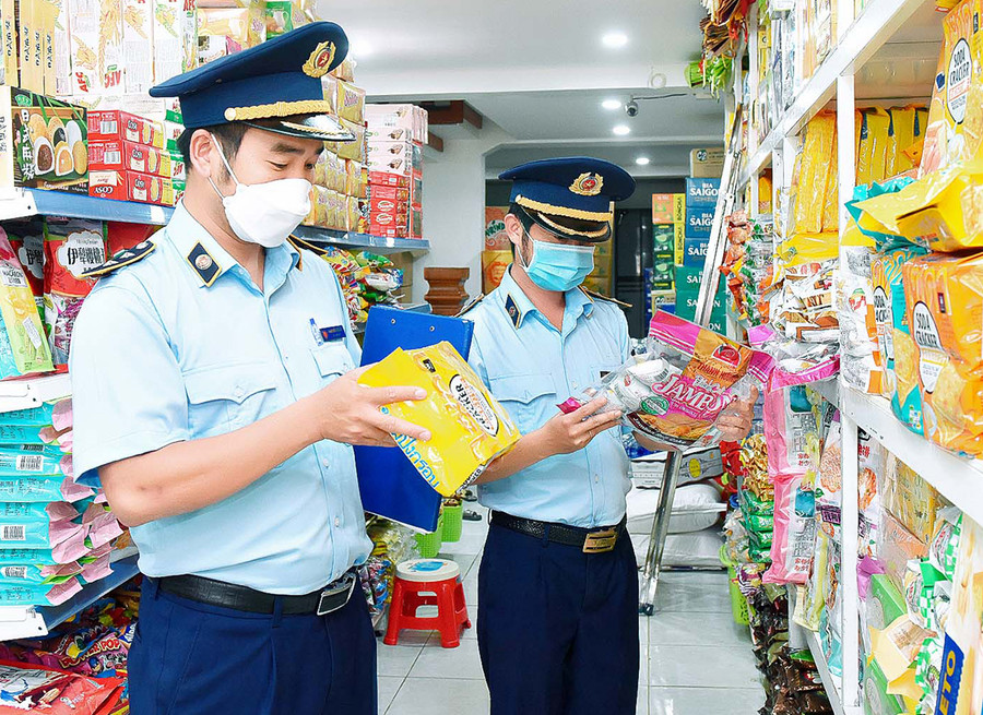 Lực lượng QLTT kiểm tra 1 cơ sở kinh doanh hàng hóa thiết yếu trên địa bàn tỉnh. Ảnh: Đức Thụy Lực lượng Quản lý Thị trường kiểm tra một cơ sở kinh doanh hàng hóa thiết yếu trên địa bàn tỉnh. Ảnh: Đức Thụy