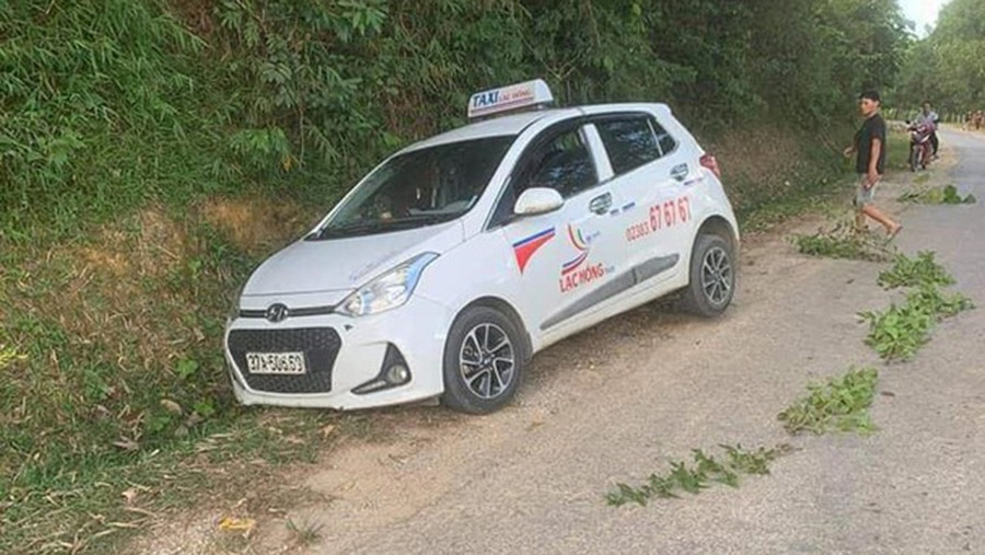  Chiếc taxi lao ra và dừng lại ở mép đường- Ảnh CTV
