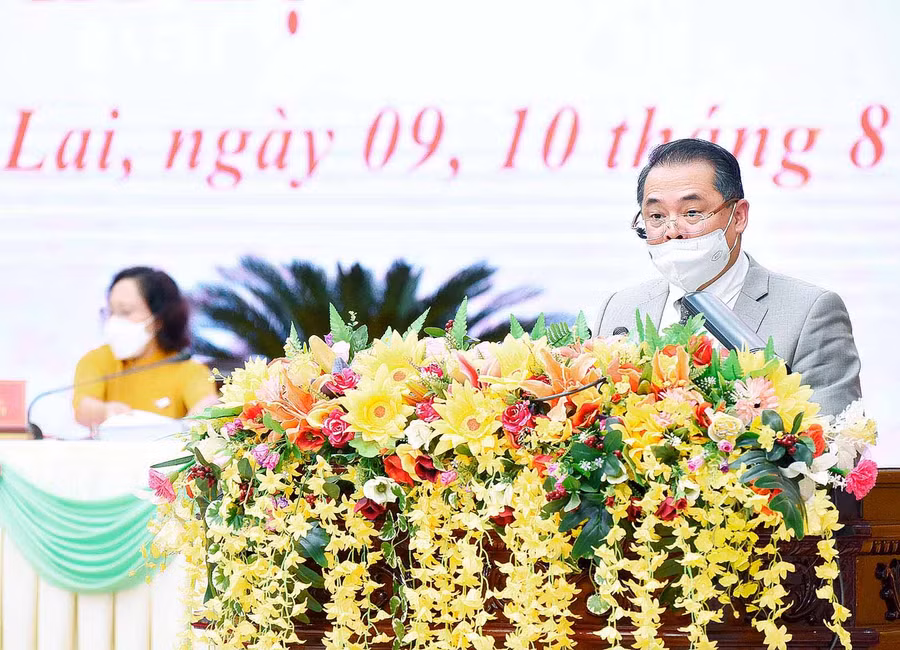 Ông Hồ Phước Thành-Phó Chủ tịch UBND tỉnh báo cáo tình hình phát triển kinh tế-xã hội của tỉnh 6 tháng đầu năm. Ảnh Đức Thụy