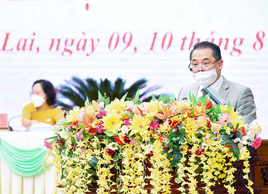 Ông Hồ Phước Thành-Phó Chủ tịch UBND tỉnh báo cáo tình hình phát triển kinh tế-xã hội của tỉnh 6 tháng đầu năm. Ảnh Đức Thụy