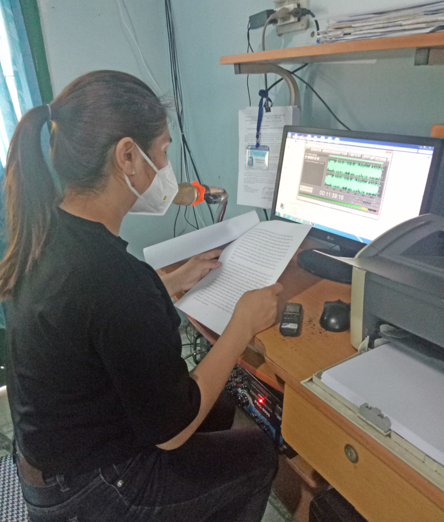 Phát thanh viên Trung tâm Văn hóa-Thông tin và Thể thao huyện Kông Chro đọc bản tin chương trình tiếng Bahnar. Ảnh: Phương Liên