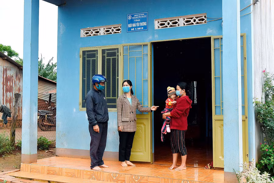 1. Nhiều mái nhà tình nghĩa được xây dựng đã góp phần giúp những hoàn cảnh khó khăn ổn định cuộc sống.