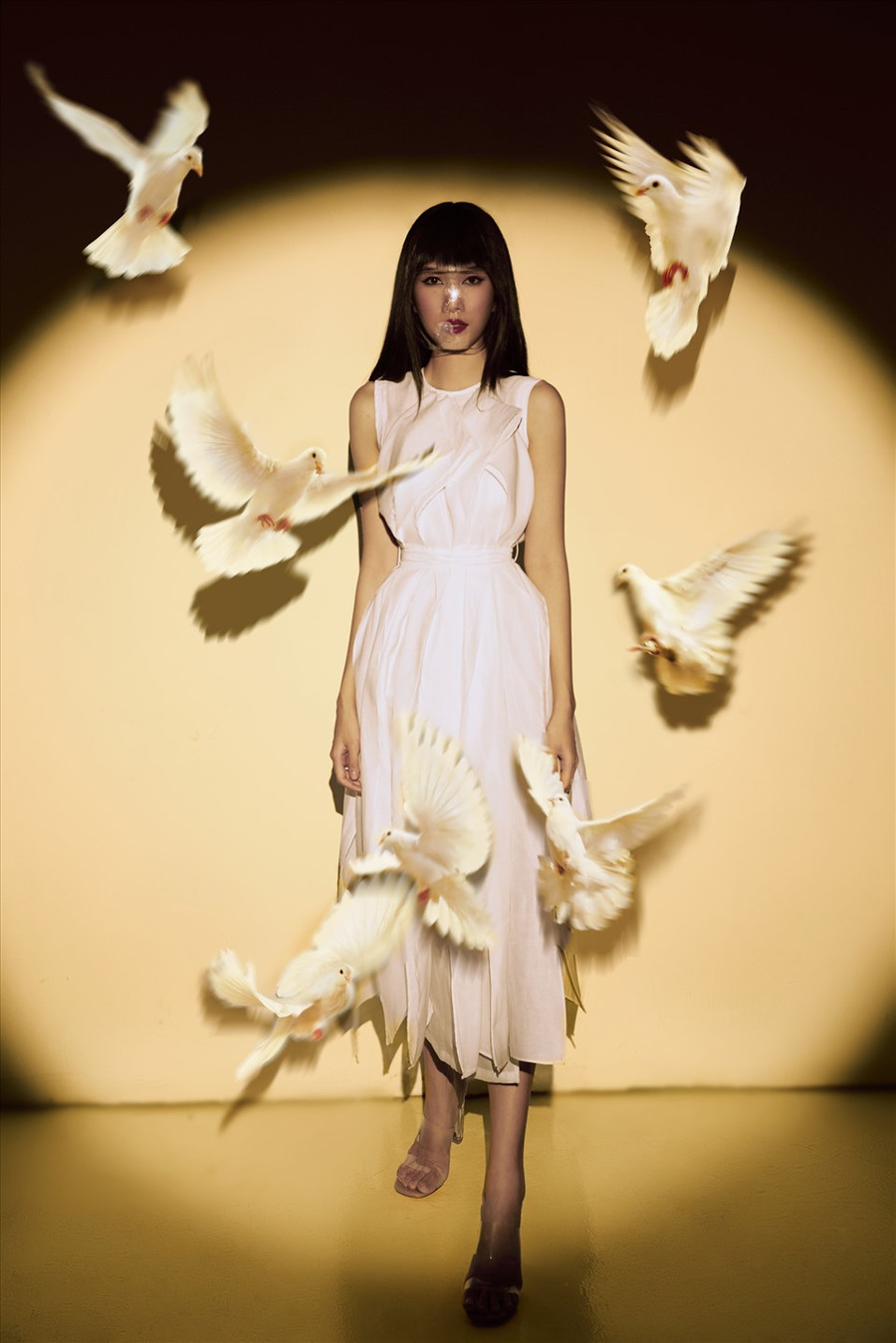 Những lời nhắn gửi về thông điệp cùng nhau chiến thắng đại dịch COVID-19 của Á hậu Phương Anh đã khiến cho bộ ảnh lần này trở nên ấn tượng hơn một bộ ảnh khoe nhan sắc thường thấy. Ảnh: Thảo.