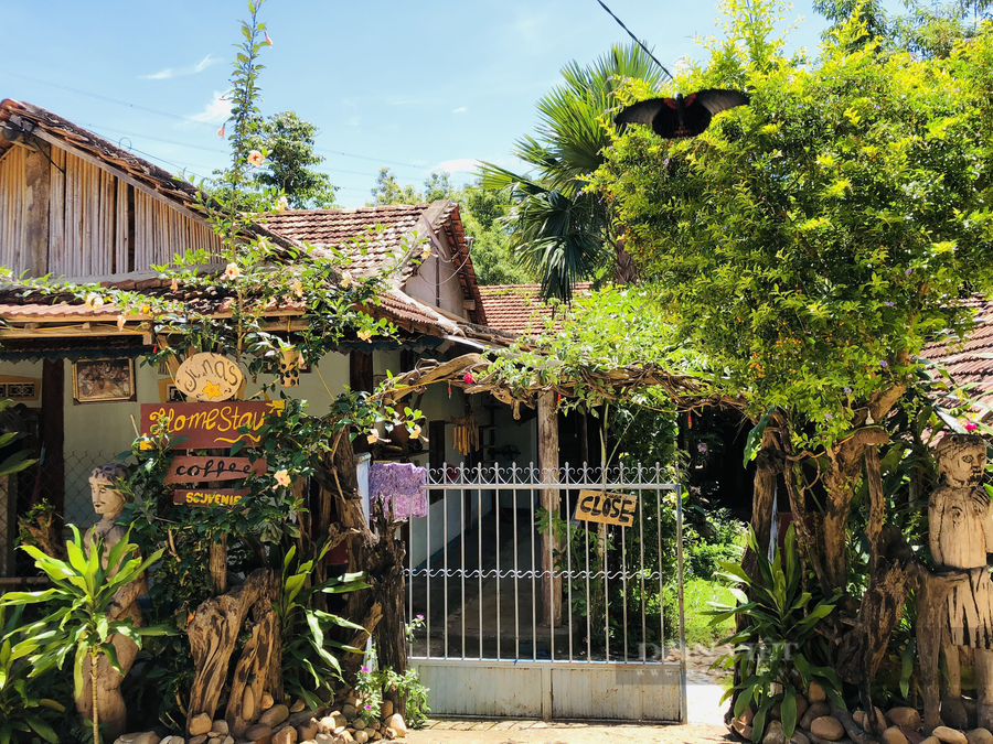 Những homestay được xây dựng tại làng du lịch Kon Kơ Tu nhằm phục vụ du khách...