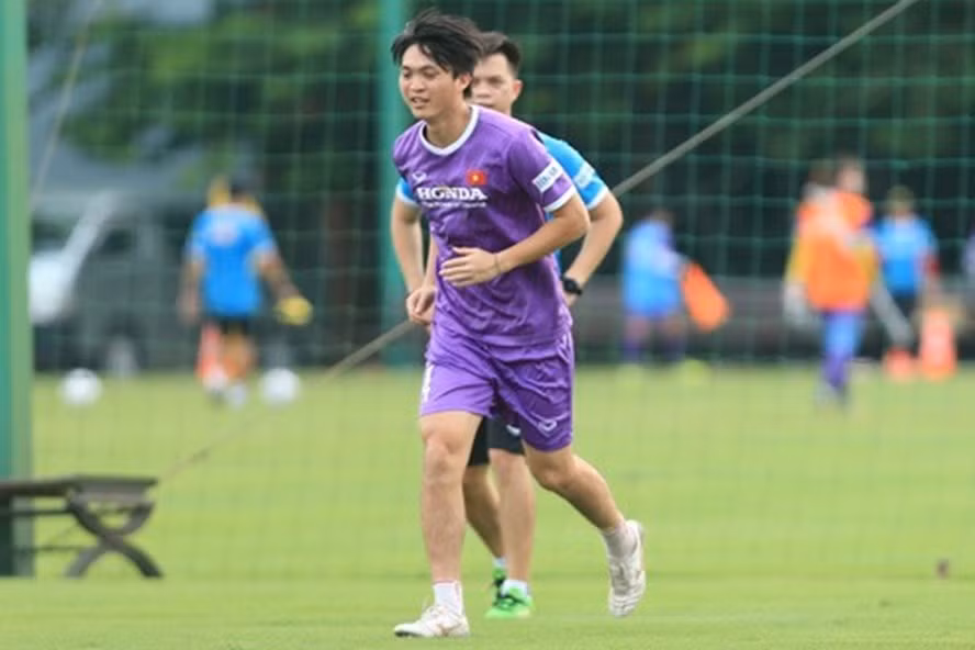 Tiền vệ Tuấn Anh và nụ cười trên sân tập. Ảnh: VFF