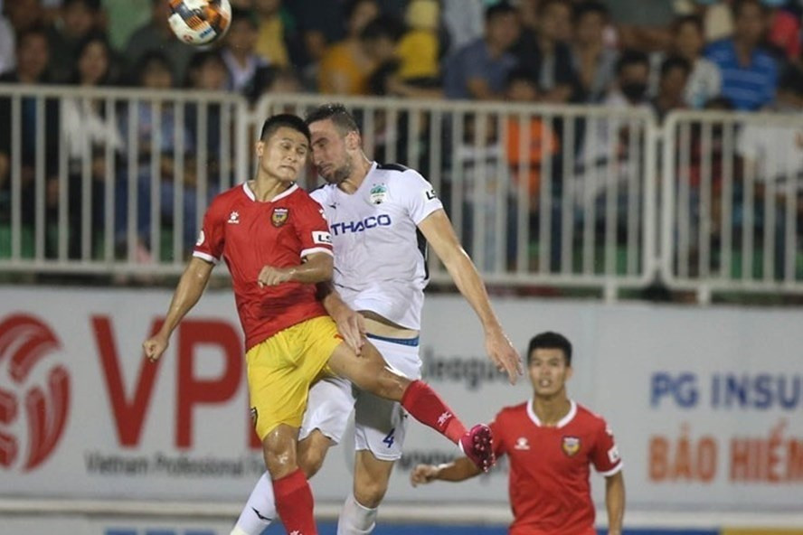 Trung vệ Memovic (áo trắng) chia tay Hoàng Anh Gia Lai. Ảnh: VPF