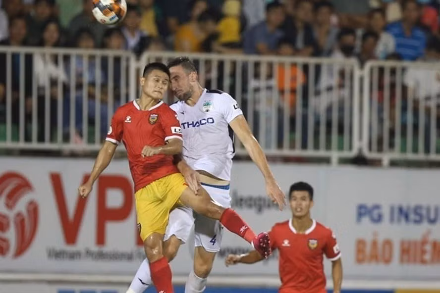 Trung vệ Memovic (áo trắng) chia tay Hoàng Anh Gia Lai. Ảnh: VPF