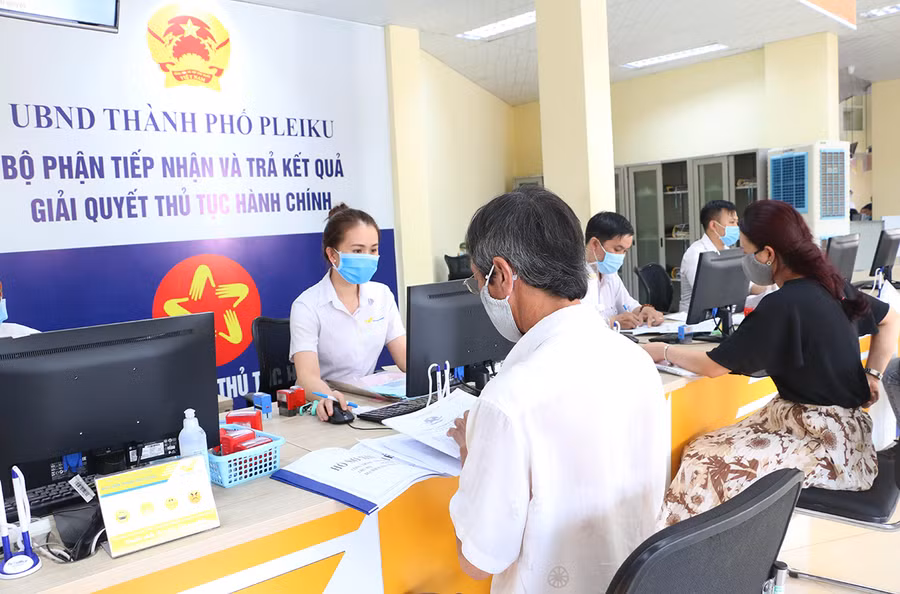 Tăng cường sử dụng dịch vụ công trực tuyến mức độ 3, 4 và dịch vụ bưu chính công ích góp phần hạn chế tập trung đông người trong lúc dịch bệnh đang diễn biến phức tạp. Ảnh: Quang Tấn Tăng cường sử dụng dịch vụ công trực tuyến mức độ 3, 4 và dịch vụ bưu chính công ích góp phần hạn chế tập trung đông người trong lúc dịch bệnh đang diễn biến phức tạp. Ảnh: Quang Tấn