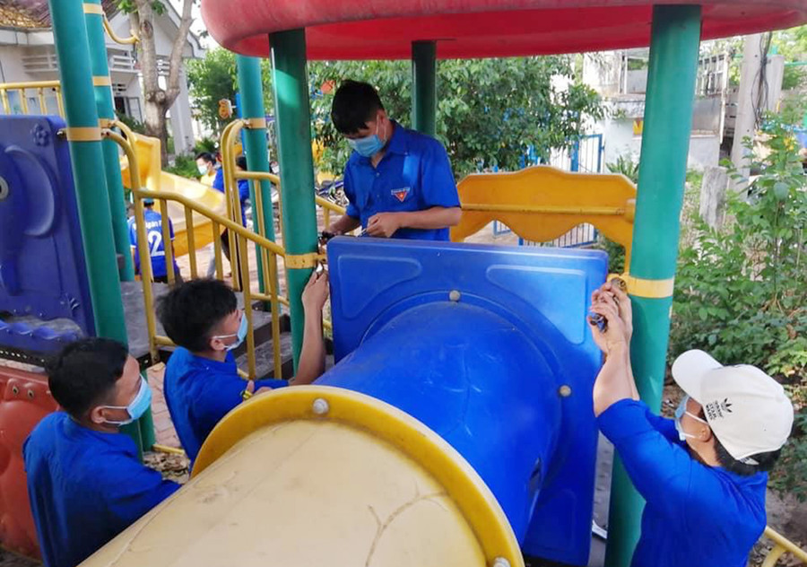 Đoàn viên, thanh niên huyện Krông Pa sửa chữa thiết bị vui chơi cho học sinh tại Trường Mẫu giáo xã Chư Ngọc. Ảnh: Vũ Chi Đoàn viên, thanh niên huyện Krông Pa sửa chữa thiết bị vui chơi cho học sinh tại Trường Mẫu giáo xã Chư Ngọc. Ảnh: Vũ Chi