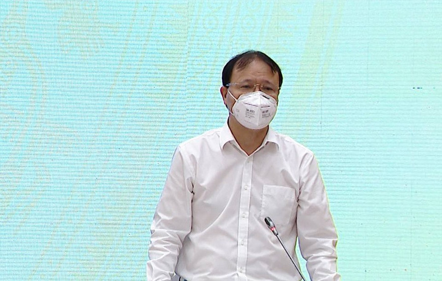 Thứ trưởng Bộ Công Thương Đỗ Thắng Hải trả lời tại họp. Ảnh T.Vương