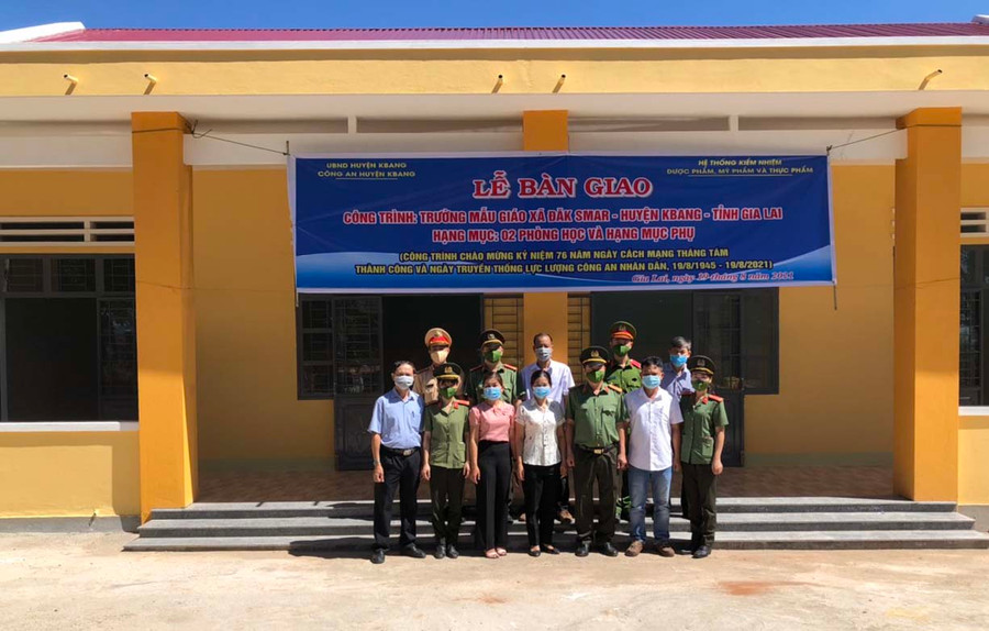 Quang cảnh buổi lễ bàn giao công trình Trường Mẫu giáo tại xã Đak Smar.Ảnh-R'Ô Hok (2)