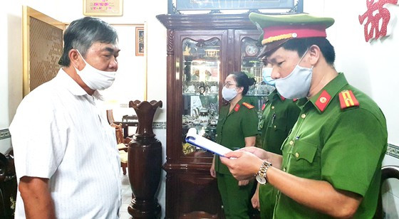 Cơ quan CSĐT đọc lệnh khởi tố, bắt tạm giam ông Nguyễn Chí Hiến hôm 4-6. Cơ quan CSĐT đọc lệnh khởi tố, bắt tạm giam ông Nguyễn Chí Hiến hôm 4-6