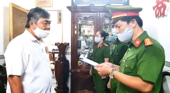 Cơ quan CSĐT đọc lệnh khởi tố, bắt tạm giam ông Nguyễn Chí Hiến hôm 4-6