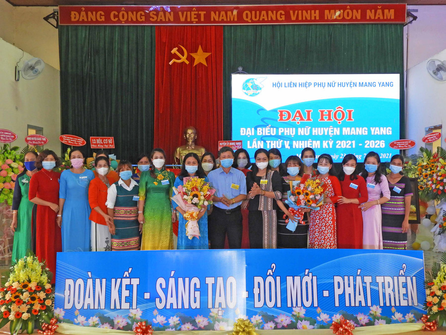 THANH NHẬT -Ban Chấp hành Hội LHPN huyện Mang Yang khoá V ra mắt nhận nhiệm vụ DSCN5218