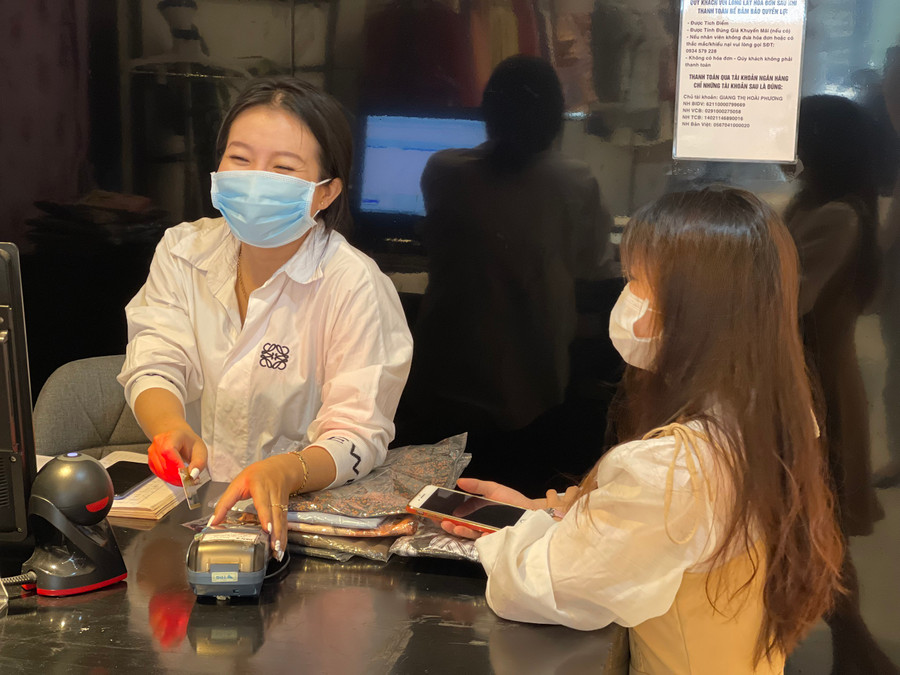 Thanh toán không dùng tiền mặt ngày càng phổ biến trong các giao dịch thương mại. Ảnh: Vũ Thảo Thanh toán không dùng tiền mặt ngày càng phổ biến trong các giao dịch thương mại. Ảnh: Vũ Thảo