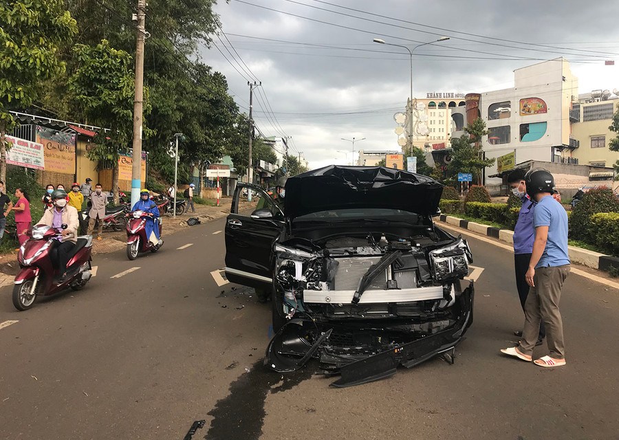 Chiếc xe Huyndai SantaFe bị hư hỏng nặng phần đầu. Ảnh: Văn Ngọc Chiếc xe Huyndai Santafe bị hư hỏng nặng phần đầu. Ảnh: Văn Ngọc