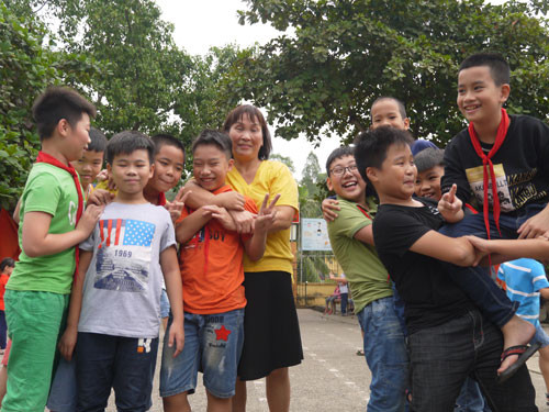 Cô giáo Lê Thị Vịnh và học trò trong một giờ ra chơi. Ảnh: Thanh Bằng