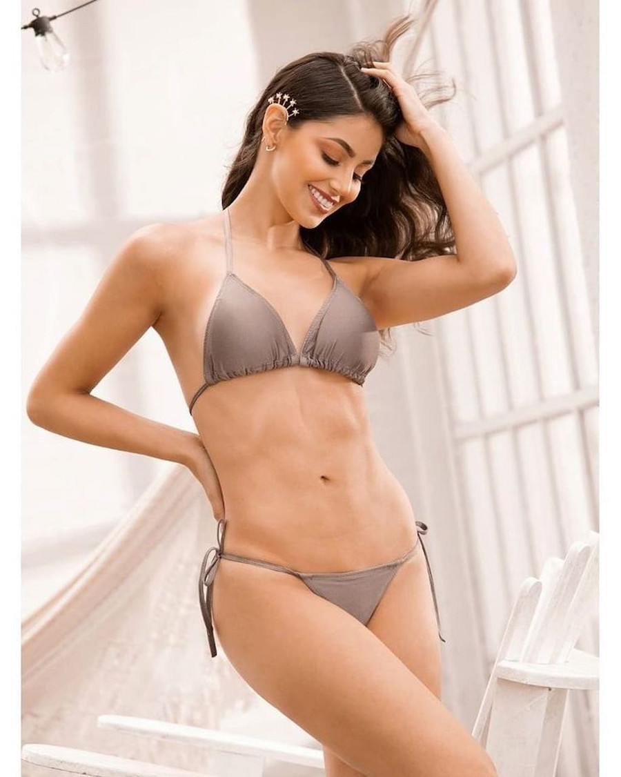 Chiều cao 1,74m, số đo ba vòng chuẩn cùng những đường cong hút mắt của mỹ nhân 24 tuổi khiến bao người mê mẩn. Ảnh: Instagram NV