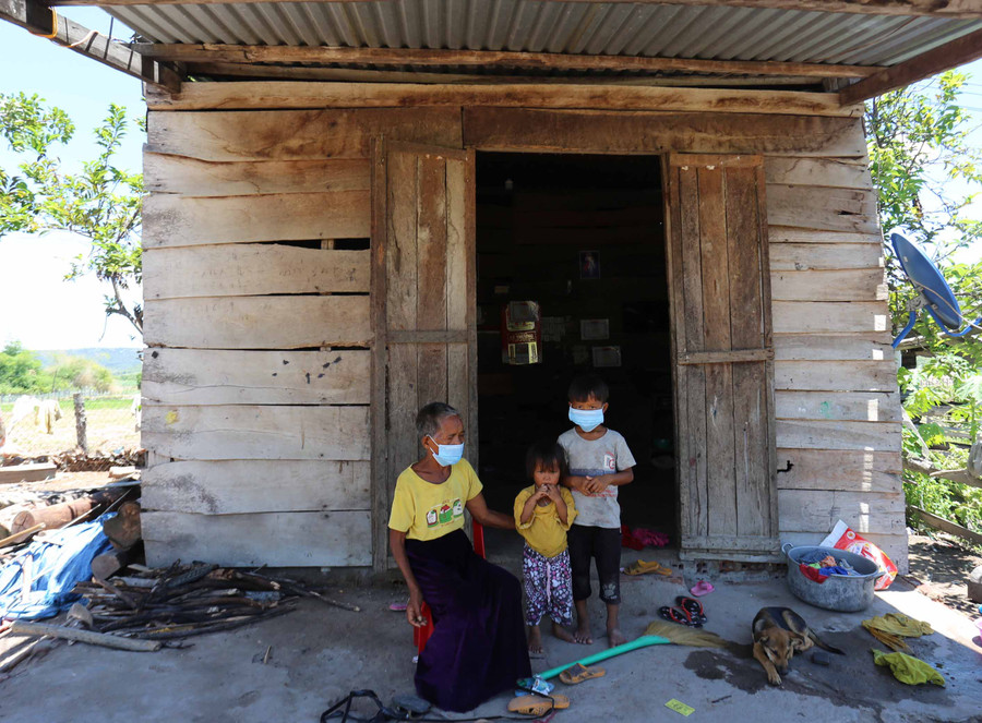 Mẹ của Kpă Cheo và các con nhỏ không có người chăm sóc. Ảnh: Lê Văn Ngọc