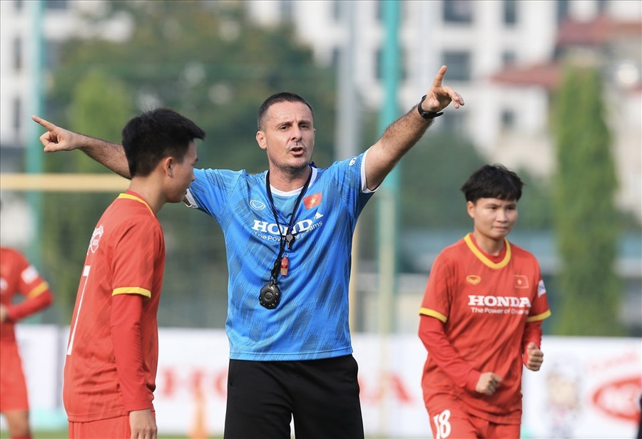 Huấn luyện viên Cedric Roger trong buổi tập cùng đội tuyển nữ Việt Nam. Ảnh: VFF