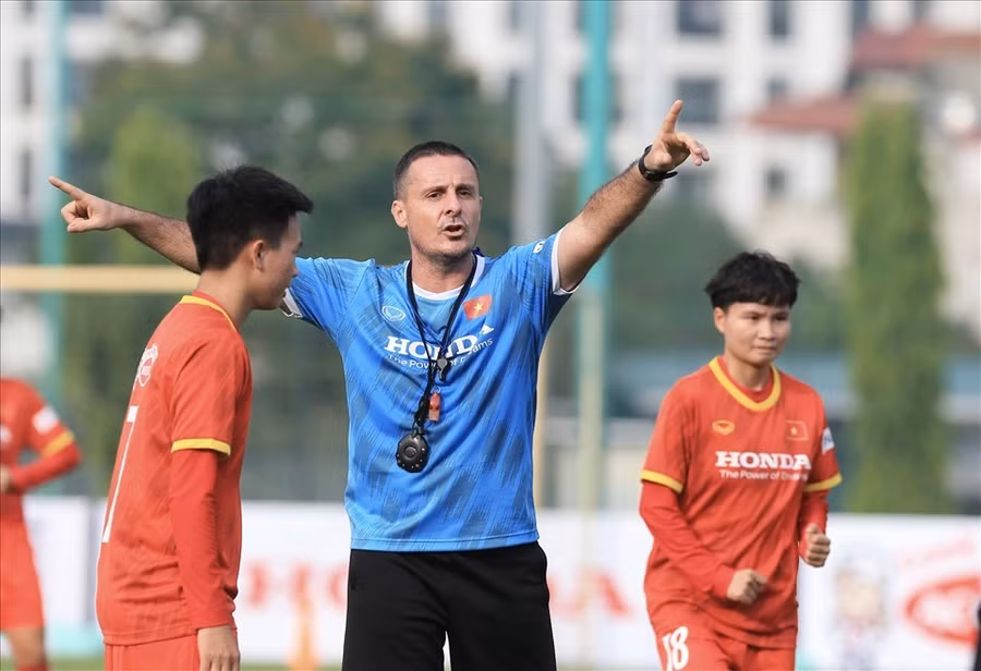 Huấn luyện viên Cedric Roger trong buổi tập cùng đội tuyển nữ Việt Nam. Ảnh: VFF