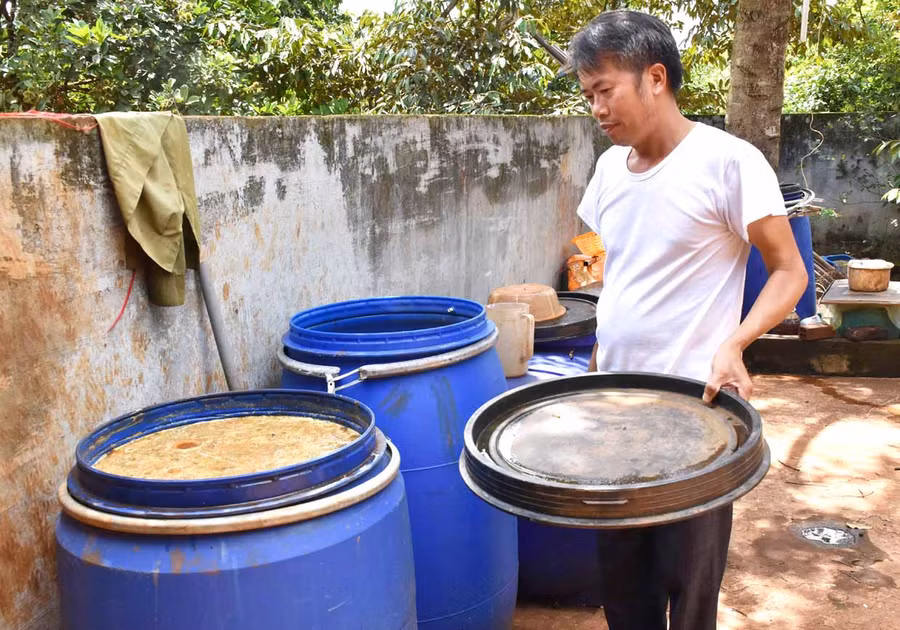 Anh Nguyễn Văn Thiện bên vườn cây ăn trái của gia đình. Ảnh: Hà Phương