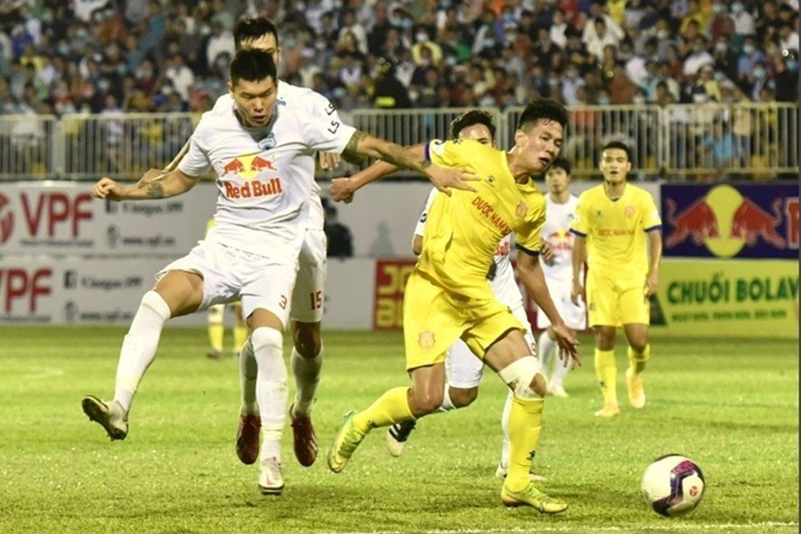 Kim Dong-su (trái) là ngoại binh thi đấu ấn tượng ở V.League 2021. Ảnh: Anh Tiến