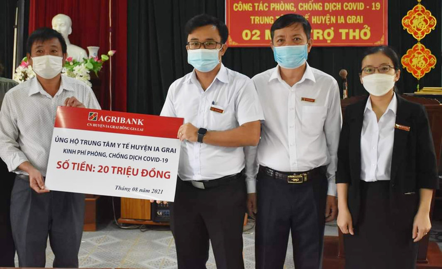 Đại diện lãnh đạo Agribank-Chi nhánh huyện Ia Grai Đông Gia Lai ủng hộ 20 triệu đồng cho Trung tâm Y tế huyện Ia Grai. Ảnh: Ngọc Anh Đại diện lãnh đạo Agribank-Chi nhánh huyện Ia Grai Đông Gia Lai ủng hộ 20 triệu đồng cho Trung tâm Y tế huyện Ia Grai. Ảnh: Ngọc Anh