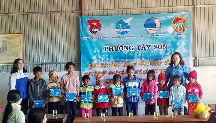 3- Để khuyến khích dân làng Mơ Nú trong học tập, Hội Khuyến học xã Ia Kênh thường xuyên phối hợp với các đoàn thể của xã và trên địa bàn TP. Pleiku trao quà hỗ trợ cho học sinh nghèo. Ảnh: đơn vị cung cấp.