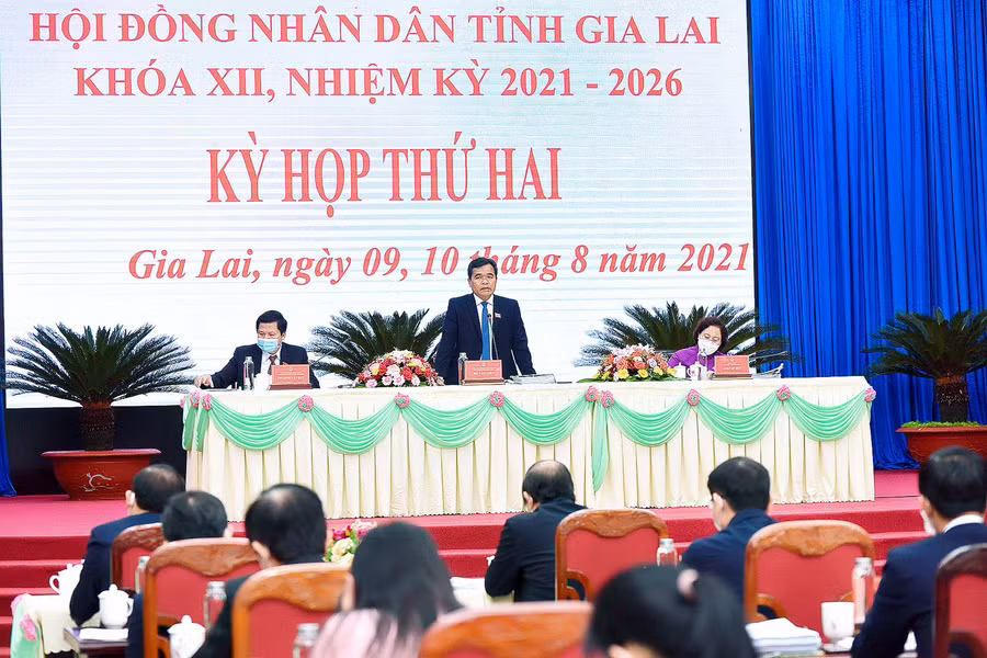 Ủy viên Ban Chấp hành Trung ương Đảng, Bí thư Tỉnh ủy, Chủ tịch HĐND tỉnh Hồ Văn Niên gợi ý các vấn đề trước khi thảo luận tại hội trường. Ảnh: Đức Thụy