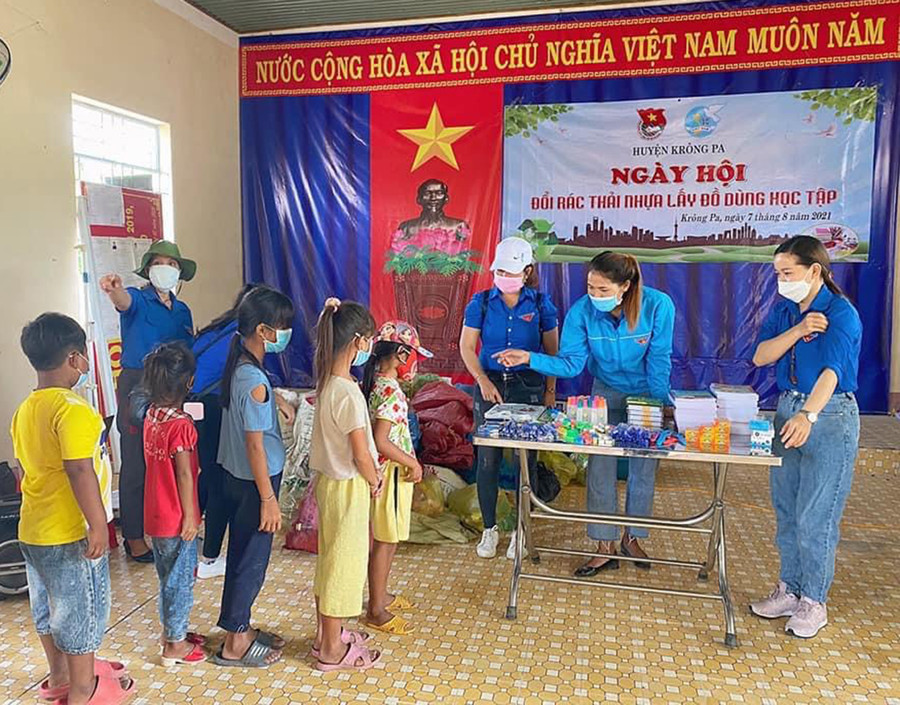 Các em học sinh tại buôn Chư Ung (xã Chư Ngọc) tham gia ngày hội "Đổi rác thải lấy đồ dùng học tập". Ảnh: Vũ Chi Các em học sinh tại buôn Chư Ung (xã Chư Ngọc) tham gia ngày hội Đổi rác thải lấy đồ dùng học tập. Ảnh: Vũ Chi
