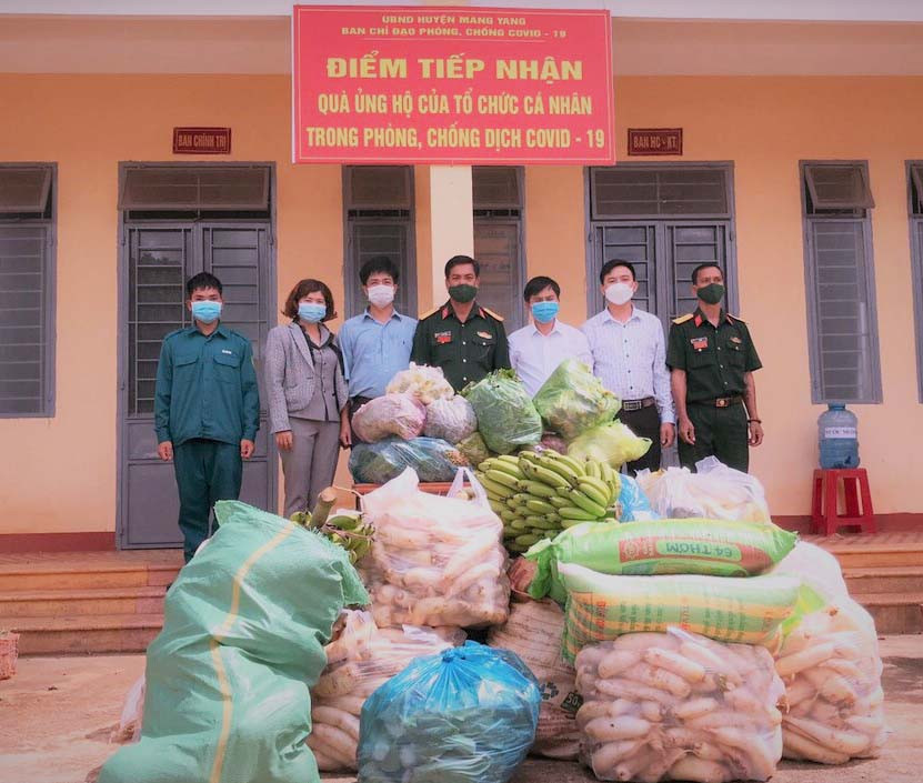 Trước đó có nhiều tập thể, cá nhân đã tích cực đóng góp nhu yếu phẩm ủng hộ công tác phòng chống dịch trên địa bàn. Ảnh: Anh Huy