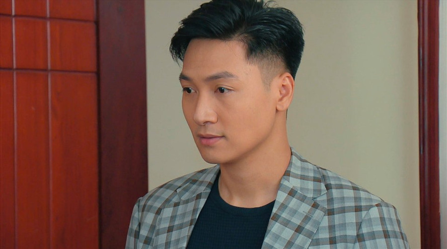 Tuy nhiên, sau nhiều biến cố, nhân vật Long dần bị khán giả “ghét” khi hết lần này đến lần khác anh im lặng dù trực tiếp chứng kiến Nam bị bà Xuân (Quách Thu Phương) - mẹ anh hạ nhục. Thái độ của Long với Nam khiến khán giả bức xúc. Họ chê Long 