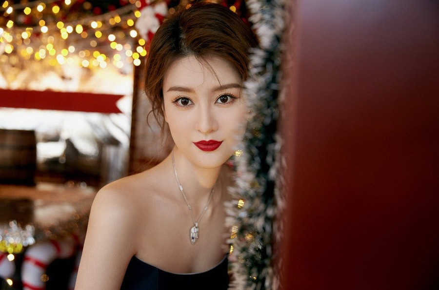 Bạn gái tin đồn của Dương Dương sở hữu nhan sắc thanh thần cùng vóc dáng nuột nà. Cô cũng xuất thân là tiểu thư gia đình tài phiệt đích thực. Cha mẹ Kiều Hân đều là doanh nhân giàu có. Từ khi đi học đại học, Kiều Hân đã đến trường bằng siêu xe. Ảnh: Xinhua.