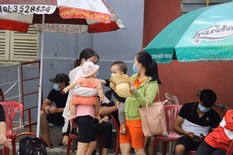 Lao động quê Thừa Thiên Huế về từ vùng dịch chờ làm thủ tục cách ly tập trung. Ảnh: Trần Hòe