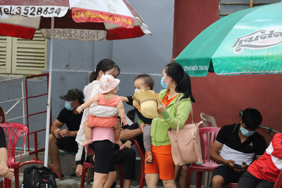 Lao động quê Thừa Thiên Huế về từ vùng dịch chờ làm thủ tục cách ly tập trung. Ảnh: Trần Hòe