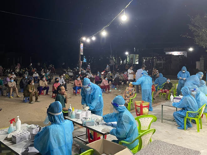  Tầm soát cộng đồng để truy tìm F0 tại H.Phù Cát - Ảnh: Thanh Mai