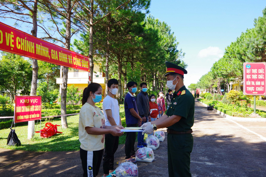 Lãnh đạo Lữ đoàn 234 trao quyết định hết thời gian cách ly và tặng quà cho công dân. Ảnh: Vĩnh Hoàng