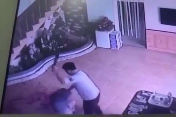 Hình ảnh gã đàn ông cầm dao truy sát người phụ nữ trong nhà nghỉ - Ảnh cắt từ clip