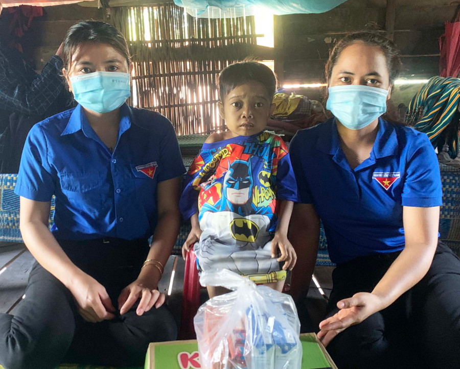 Đoàn xã Ia Hiao thăm, tặng quà em Nay Tinh Hoa (buôn Linh)-trường hợp được Đoàn xã nhận đỡ đầu năm 2021.Ảnh.Vũ Chi