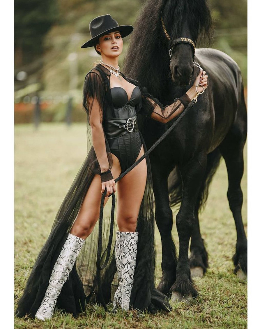 Tân hoa hậu hiện là người mẫu, MC chuyên nghiệp. Người đẹp theo đuổi chuyên ngành Quan hệ công chúng đồng thời có chuyên môn trong lĩnh vực báo chí - truyền thông, sở hữu chứng chỉ về lập trình ngôn ngữ tư duy và là một kỹ thuật viên trong mảng chăm sóc - giáo dục mầm non. Ảnh: Instagram NV