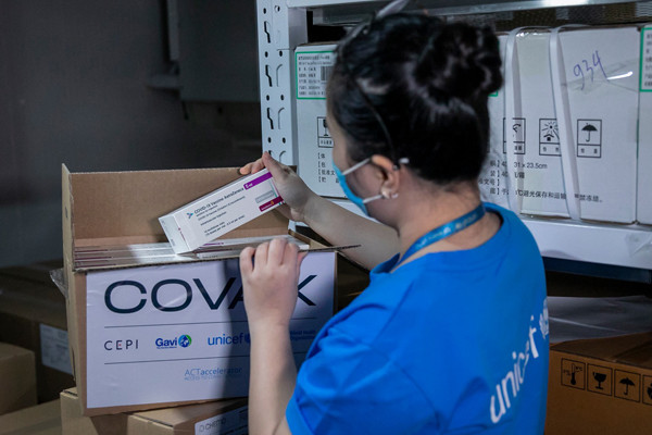 Lô vắc-xin Covid-19 được viện trợ thông qua cơ chế COVAX Facility - Ảnh: UNICEF
