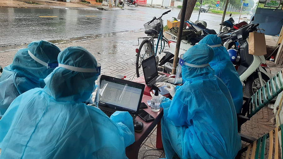 Lê Đại Lâm và các bạn trong đội tình nguyện P.Tân Quý, Q.Tân Phú tham gia chống dịch. Ảnh: NVCC