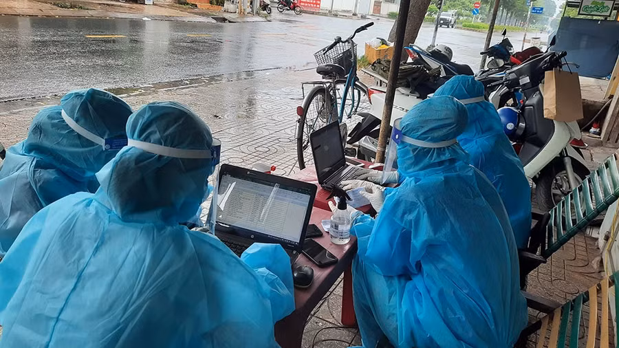 Lê Đại Lâm và các bạn trong đội tình nguyện P.Tân Quý, Q.Tân Phú tham gia chống dịch. Ảnh: NVCC