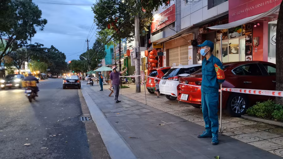 Trực chốt phong tỏa khu vực 26 Phan Đình Phùng (phường Tây Sơn, TP. Pleiku). Ảnh: Bá Bính