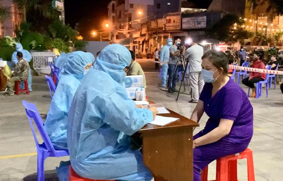 Người dân khai báo trước khi lấy mẫu xét nghiệm SARS-CoV-2. Ảnh: Như Nguyện