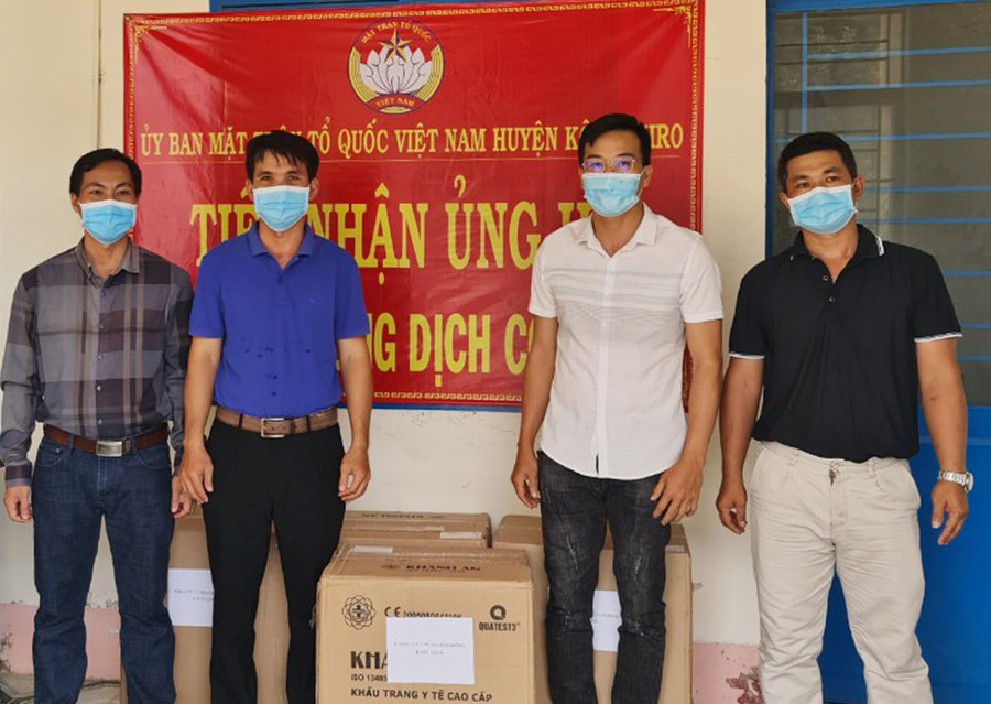 Đại diện Công ty cổ phần Đak Srông trao 10 ngàn chiếc khẩu trang ủng hộ công tác phòng-chống dịch của huyện Kông Chro. Ảnh: Lê Đại Ông Nguyễn Đức Tuấn-Tổng Giám đốc Công ty cổ phần Đak Srông (thứ 2 từ trái sang) trao 10 ngàn khẩu trang ủng hộ công tác phòng-chống dịch của huyện Kông Chro. Ảnh: Lê Đại