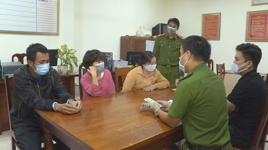 3 trong 4 đối tượng thuộc đường dây lừa đảo tiền chạy án tại cơ quan điều tra. Ảnh: Duy Hậu.